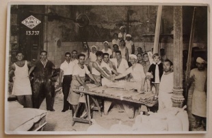 Unha imaxe do grupo de panadeiros coruñeses cos que traballaba Moreno Torres, á esquerda vestido cunha funda escura
