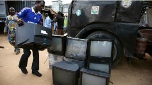 No mercado de televisores, en Lagos / Imaxe: Greenpeace