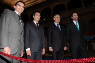 Os tres líderes co moderador, á entrada do debate / Foto: César Galdo
