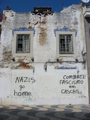 Imaxes contra o fascismo atopadas na rúa, en Cascais / Flickr: nicwest