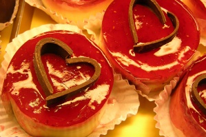 No Dia dos Namorados é tradición agasallar tortas ou pasteis, ademais de cartóns de felicitación