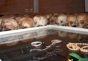 Caveiras atopadas após o xenocidio ruandés