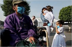 En México, o exército reparte máscaras para evitar os contaxios
