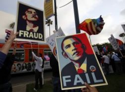 Cartaces contra Obama nunha recente manifestación do colectivo homosexual nos EUA