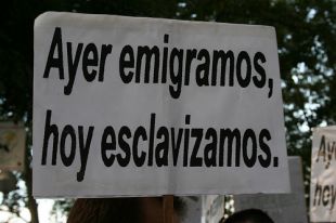 Manifestación contra a directiva de retorno. Na pancarta pódese ler 'Onte emigramos, hoxe escravizamos' / Flickr: carloscapote