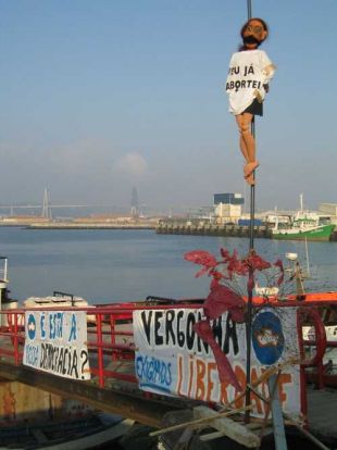 Imaxe das protestas no porto de Figueira, en setembro de 2004