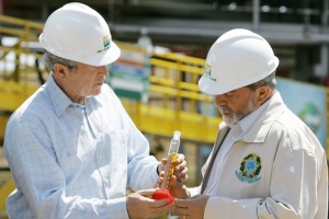 Lula e Bush visitam o terminal da Transpetro, onde discursaram sobre a produção de biodiesel e etanol/Foto: Agência Brasil