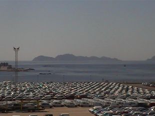 Automóbiles agardndo no porto de Vigo / Flickr: Alejandro Arce