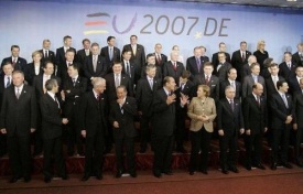 Foto de familia dos 27 líderes europeos, este xoves en Bruxelas