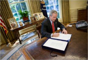 Bush asinando o plan do secretario do Tesouro dos EUA, Henry Paulson