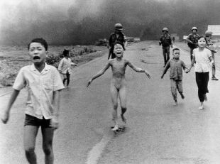 A moza do Napalm, de Nick &Uacute;t, tirada en 1972, &eacute; unha das imaxes que recolle esta web