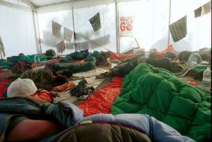 Os activistas durmindo no Estadio Carlini, Xénova / Flickr: orianomada