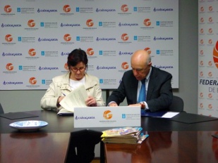 Marisol López e Francisco Martín asinando o acordo,