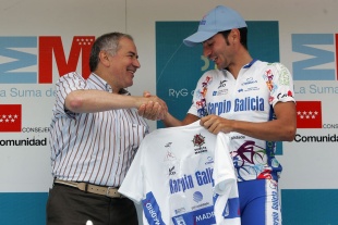 Carlos Castaño recibindo a camisola da 'Vuelta a Madrid'