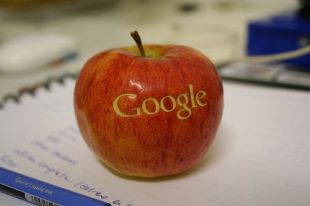 Na imaxe de portada, Google nunha mazá / Flickr: missha