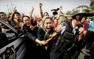 Os uigures denunciaron que a policía fora casa por casa, arrestando aos mozos e mozas / Imaxe: BBC