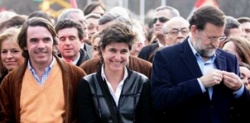 Aznar, María San Gil (PP vasco) e Rajoy nun momento da marcha / Foto: París