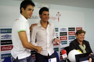 Pereiro co xogador do Celta, Borja Oubiña, e con Carme Avendaño