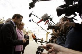 Sarkozy atendendo os medios, despois de falar co director do FMI