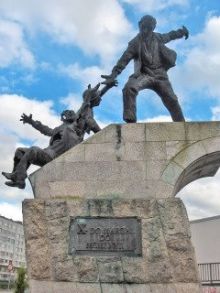 A escultura que lembra a Amador e Daniel en Ferrol