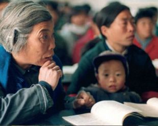 Varias xeracións xuntas, nun curso de alfabetización na China
