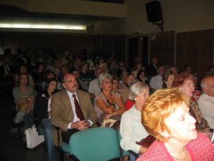 Unhas 200 persoas asistiron á presentación, na Universidade de Ciencias Sociais e Empresariais (UCES)