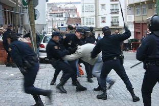 A Policía Nacional española cargando contra mariscadores en Ferrol / Fotos: Galiza Indymedia