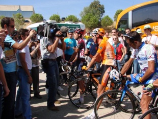 Os ciclistas españois en mellor posición, entrevistados por TVE. Mosquera é primeiro pola dereita.