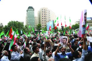 Partidarios de Amadinejad, nas rúas de Teherán este domingo