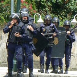 Imaxes da policía acompañando os operarios do metal polas rúas de Vigo, esta terza feira / CIG