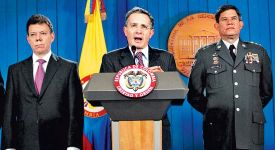 Uribe, anunciando a pasada semana a destitución fulminante de 27 militares, acompañado do ministro de defensa e o xefe das Forzas Armadas