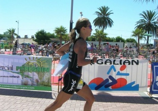 Pilar Hidalgo nunha carreira anterior, coa bandeira galega / Foto: ForoMTB.com
