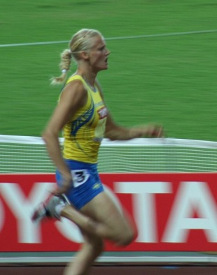 Carolina Kluft correndo os 800 metros lisos no Campionato do Mundo en Osaka. Gañou e fixo a mellor marca europea