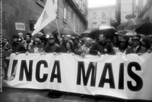 Manifestación, o 1 de decembro de 2002, polas rúas de Compostela / Flickr: marianogrueiro