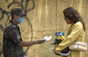 O exército distribúe máscaras en México, para facerlle fronte ao posíbel contaxio desta gripe entre as persoas