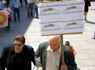 Veciños de Carnota cunha pancarta contra a ampliación da piscifactoría de Quilmas