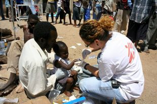 Voluntario de Médicos sen Fronteiras, atendendo os afectados polo cólera en Cimbabue / Flickr: sokwanele