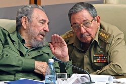 Fidel Castro conversa co seu irmán Raúl