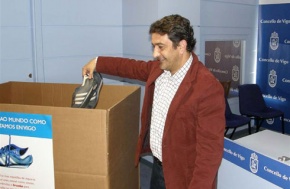 Santiago Domínguez, recollendo zapatillas deportivas