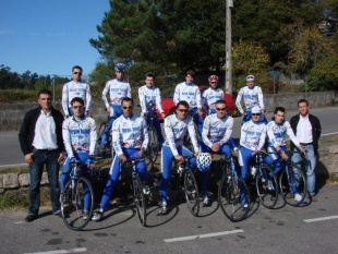 O grupo antes de iniciar o adestramento en bicicleta