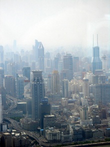 A polución, vista dende a torre Jing Mao, en Xangai / Flickr: dondequieras
