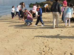 Outro momento dos pequenos na praia