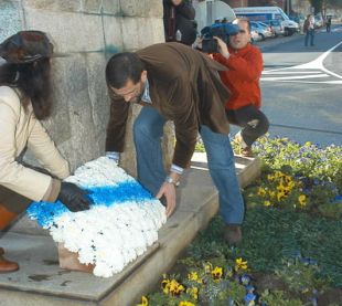 Todos os anos, membros de CCOO fan unha ofrenda floral ante a escultura que lembra a Amador e Daniel / Imaxe: CCOO