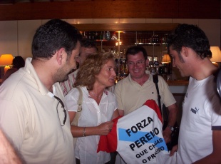 Marta Souto entregándolle unha camisola de apoio a Pereiro, o ano pasado no Tour