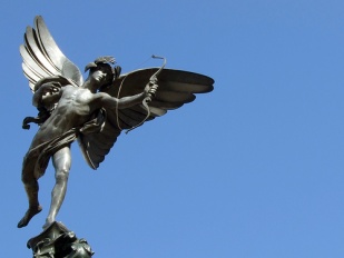 O Cupido (deus do amor na mitoloxía romana) da praza Piccadilly Circus, en Londres / Flickr: hop-frog