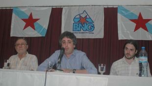 Pérez Bouza (no centro) nunha xuntanza con simpatizantes do BNG en Bos Aires (clique para ampliar)