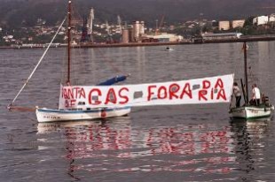 As protestas contra a planta continúan na ría de Ferrol / Foto: Xoán Porto