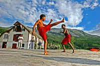 Dous nenos practicando a capoeira / Flickr: carf