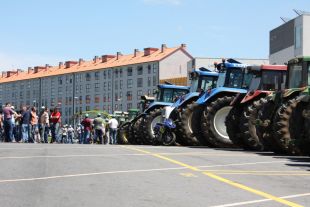 Os tractores aparcados en Salgueiriños, en Compostela / Imaxe: Xela Rodríguez