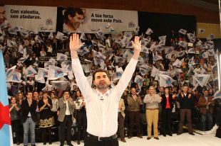 Anxo Quintana votou en Allariz, tamén as 11h00 / Na imaxe, no peche de campaña, en Vigo